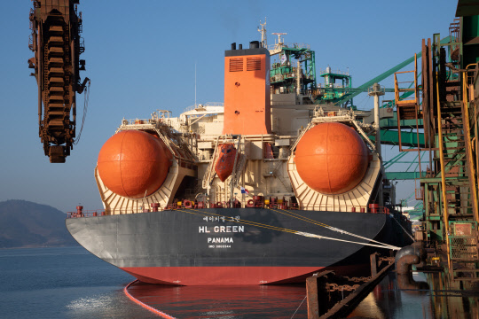 LNG 추진 벌크 외항선 그린호가 광양 원료부두에서 철광석을 하역하는 모습. <포스코 제공>