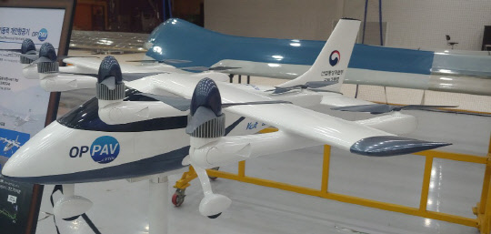 대전 유성구 한국항공우주연구원에 전시돼 있는 '유무인 겸용 전기동력 개인항공기(OPPAV)' 모형.  최대 240㎞ 속도로, 60㎞의 거리 비행을 목표로, 내년 시제기 제작을 통해 초도 비행 검증에 나선다. 이준기기자
