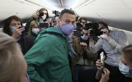 알렉세이 나발니가 지난 17일 귀국 비행기 안에서 기자들과 지지들의 사진 촬영 세례를 받고 있습니다. AP 연합뉴스
