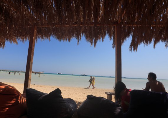 관광객들이 지난해 8월 25일(현지시간) 코로나19 팬데믹 속에서도 이집트 홍해의 휴양지 후르가다에서 여름휴가를 즐기고 있다. 와튼스쿨은 "돈이 많을수록 더 행복해질 수 있다"는 연구 결과를 내놨다. 사진=로이터뉴스1