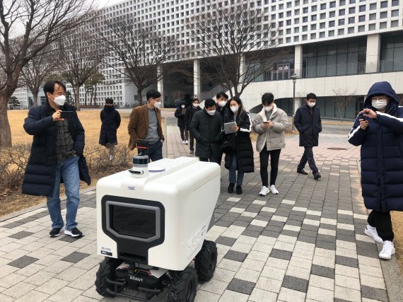 한국과학기술원 연구팀이 자율주행 배달로봇 시험을 하고 있는 모습.