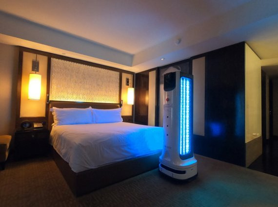 ‘LG 클로이 살균봇’이 호텔 객실을 살균하는 장면.