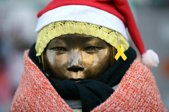 주한 일본 대사관 앞에 설치된 평화의 소녀상. <한겨레> 자료사진