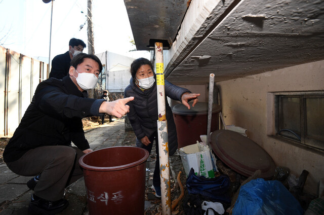 안철수 국민의당 대표가 24일 오전 서울 구로구 한 노후아파트를 방문, 재건축 규제에 대한 주민들의 고충을 듣고 있다. 공동취재사진