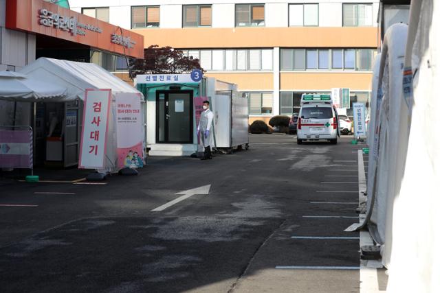 23일 서울 중구 국립중앙의료원에 마련된 신종 코로나바이러스 감염증(코로나19) 선별 진료소에서 의료진들이 업무를 보고 있다. 뉴시스