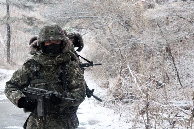 육군 제50보병사단 장병들이 21일 경북 안동시 산악지대에서 혹한기 훈련을 실시하고 있다. 안동=뉴스1