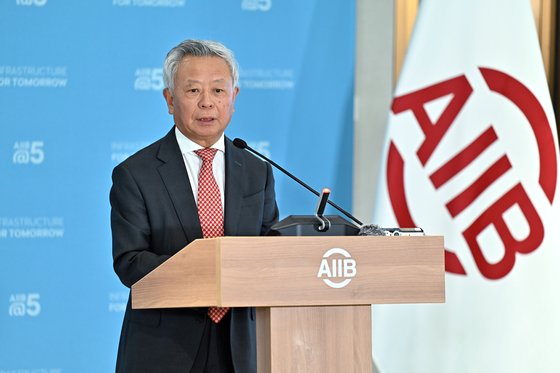 진리췬 AIIB 총재가 13일 중국 베이징에서 기자회견을 갖고 있다.[신화=연합뉴스]