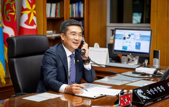 전화 통화를 하고 있는 서욱 국방부 장관. [국방부]
