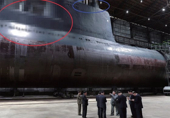 김정은 북한 국무위원장은 8차 당대회에서 핵잠수함을 비롯해 핵무력 강화를 위한 6대 신무기를 개발한다고 밝혔다. 2019년 7월 김 위원장이 잠수함 건조 현장을 시찰하고 있다. / 사진:연합뉴스