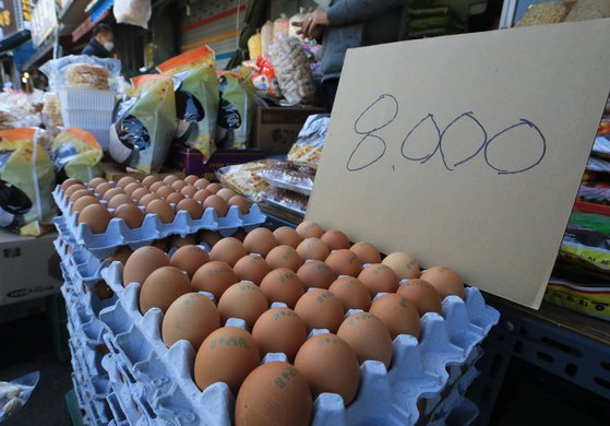 24일 서울 동대문구 청량리종합시장의 한 상점에서 달걀 한 판에 8000원이라는 팻말이 놓여 있다. 뉴스1