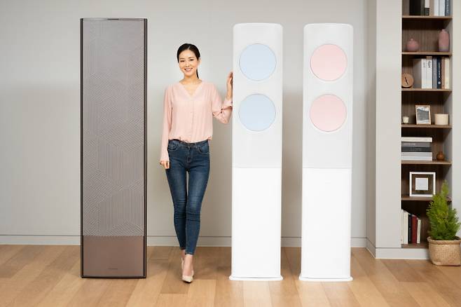 삼성전자 모델이 24일 삼성전자 수원사업장에서 2021년형 무풍에어컨 신제품 ‘무풍갤러리’(왼쪽)와 ‘비스포크 무풍클래식’(오른쪽)을 소개하고 있다. 삼성전자 제공