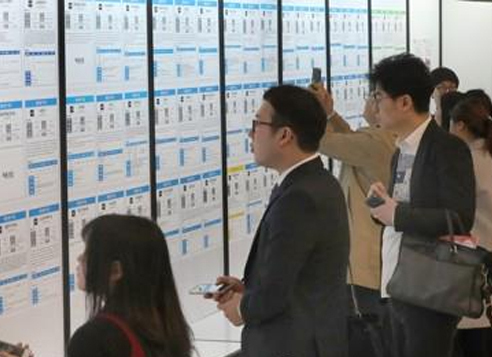People look for employment opportunities at a job fair in Seoul. (Yonhap)