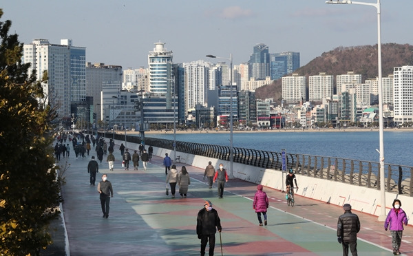 지난 20일 부산 수영구 광안해변로에서 시민들이 산책을 즐기고 있다. 연합뉴스