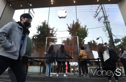 애플 신제품 아이폰12 시리즈가 한국에 정식 출시된 지난해 10월 30일 서울 강남구 애플스토어 가로수길에 고객들이 줄을 서고 있다./사진=장동규 기자
