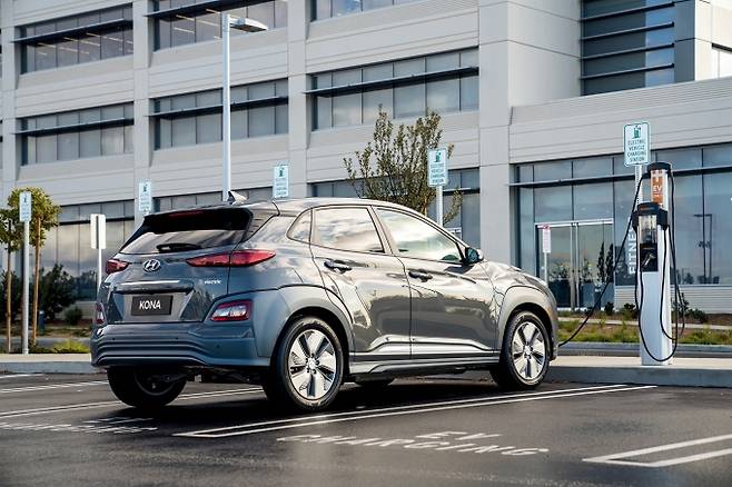 올해 전기자동차와 수소전기차 등 ‘무공해차’ 구매 보조금 윤곽이 드러나면서 자동차 업체의 희비가 엇갈리고 있다. 정부가 자동차 가격과 성능에 따라 보조금 지급에 차등을 두기로 했기 때문. 사진은 충전 중인 현대자동차 코나EV 모습. /사진제공=현대자동차