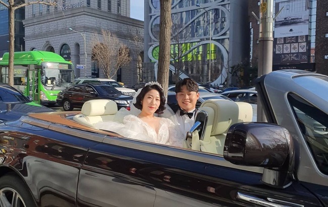 Comedian Heo Kyung-hwan celebrated Kim Yeong-hee marriageOn January 24, Heo Kyung-hwan said to his personal SNS, It is time to celebrate Young Hee Marriage and pick up a penny. I am married to a couple of pennys. Model Behavior clothes suck and suck until the last recording day. I knew that the persistent vitality made you the present. I am really happy and happy, said Model Behavior, a permanent flower.In the photo released together, Heo Kyung-hwan and Kim Yeong-hee are dressed up as Model Behavior and pose affectionately.In the past, the two have been working with Kim Ji-min on the corner of KBS 2TV Gag Concert with Model Behaviors Dignity.In another photo, Kim Yeong-hee is in a wedding car with Yoon Seung-yeol, a baseball player.Suk Jae-hyeon on News