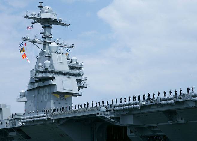 미 해군의 최신 핵추진항모 제럴드 포드호의 함교. 다기능위상배열 레이더가 장착되어 있다. 미 해군 제공