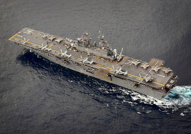 미 해군 강습상륙함 와스프함이 F-35B와 헬기 등을 탑재한 채 항해하고 있다. 세계일보 자료사진