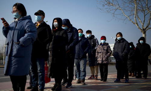 중국 수도 베이징에서 신종 코로나바이러스 감염증(코로나19) 확산세가 이어지고 있는 가운데 21일 고위험 지역으로 지정된 다싱구 주민들이 코로나19 검사를 받기 위해 줄지어 서 있다. 베이징=AFP연합뉴스