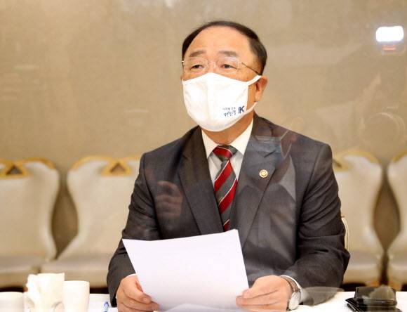 홍남기 경제부총리 겸 기획재정부 장관서울신문DB