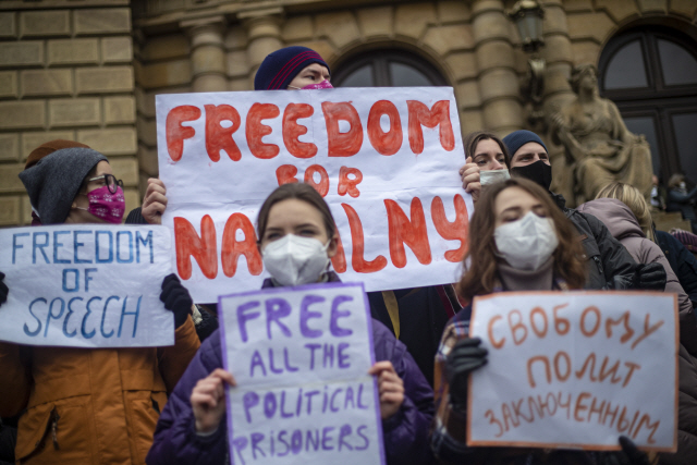 23일(현지 시간) 러시아 모스크바에서 야권 운동가 알렉세이 나발니의 석방을 요구하는 시위대가 ‘나발니에게 자유를’, ‘모든 정치범을 석방하라’, ‘표현의 자유를 보장하라’ 등의 구호가 적힌 팻말을 들고 시위하고 있다./EPA연합뉴스