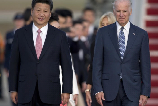 지난 2015년 9월 미국을 방문한 시진핑 중국 국가주석을 바이든 당시 부통령이 맞이하고 있다. /AP연합뉴스