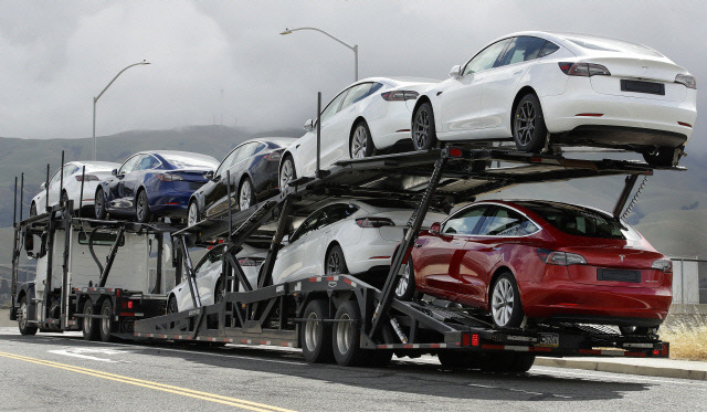 미국 전기자동차 업체 테슬라의 캘리포니아주 프리몬트 공장에서 지난해 5월 12일(현지시간) 테슬라의 차량을 실은 트럭 한 대가 떠나고 있다./AP연합뉴스
