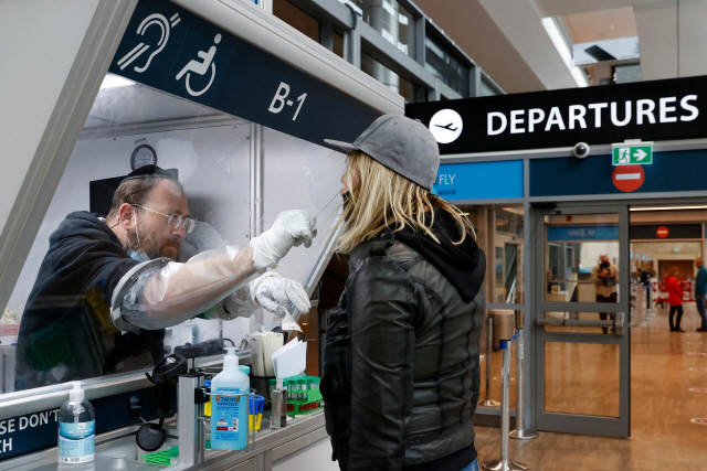19일(현지 시간) 이스라엘 텔아비브 벤구리온 국제공항에서 입국 승객이 코로나19 진단 검사를 받고 있다./AFP연합뉴스