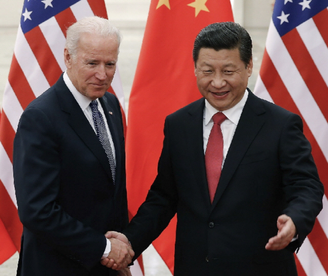 2013년 12월 중국 베이징을 방문한 조 바이든 당시 미국 부통령을 시진핑 중국 국가주석이 환영하고 있다.  /AP연합뉴스