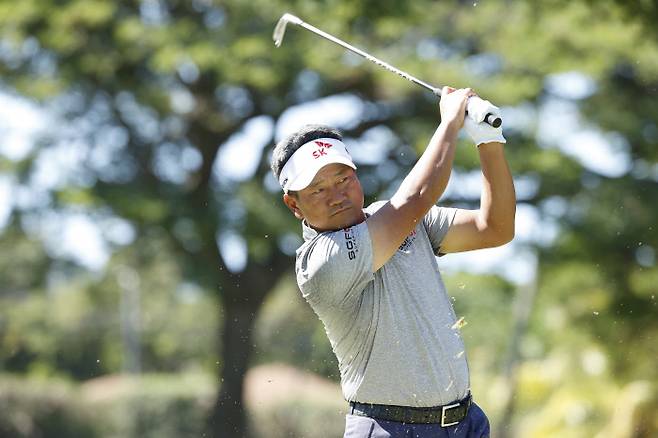 최경주가 24일 미국 하와이주 후알랄라이 골프클럽에서 열린 PGA 챔피언스 투어 미쓰비시 일렉트릭 챔피언십에서 공동 11위에 올랐다. AFP|연합뉴스