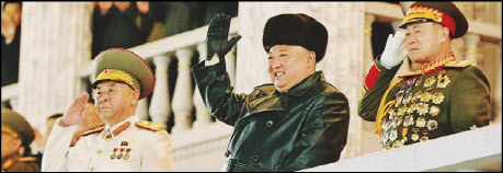 북한이 지난 14일 저녁 평양 김일성 광장에서 노동당 8차 대회를 기념하는 열병식을 진행했다. 김정은 국무위원장이 검은 털모자와 검은 색 가죽 롱코트를 입은 채 만족한 듯한 웃음을 짓고 있다(사진=조선중앙통신/연합뉴스).