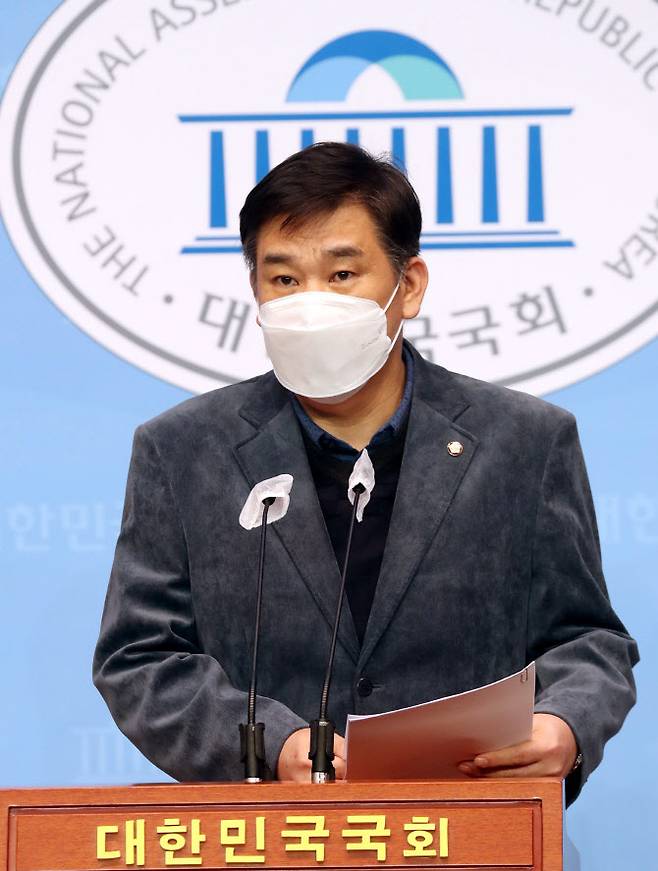 최승재 의원이 25일 국회 소통관에서 유통산업발전법 발의 관련 기자회견을 하고 있다. (사진=연합뉴스)
