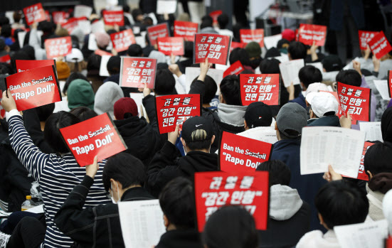 지난 2019년 11월 23일 오후 서울 종로구 청계천로에서 열린 ‘리얼돌 아웃, 제2차 리얼돌 전면 금지화 시위’에서 여성들이 구호를 외치고 있다.(사진=뉴스1)