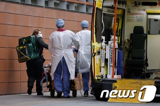 영국 런던의 로열런던 병원 의료진이 환자를 이송하고 있다. © AFP=뉴스1