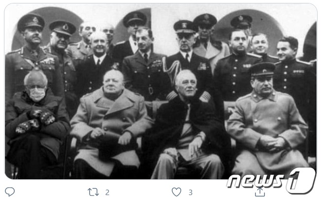 온라인상에서 퍼지는 '샌더스 밈'으로, 얄타회담 당시 영국, 미국, 소련 지도자들과 나란히 앉은 버니 샌더스(왼) 미 상원의원의 모습이 화제가 됐다. 트위터 게시물 갈무리. © 뉴스1
