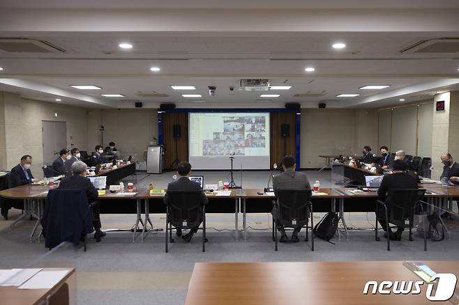 최기영 과학기술정보통신부 장관이 25일 오후 대전광역시 유성구 한국천문연구원에서 열린 '제3회 과학기술미래포럼'에서 '우주탐사의 과학적 경제적 가치'를 주제로 우주과학탐사분야 전문가들과 토론 하고 있다. (과학기술정보통신부 제공) 2021.1.25/뉴스1