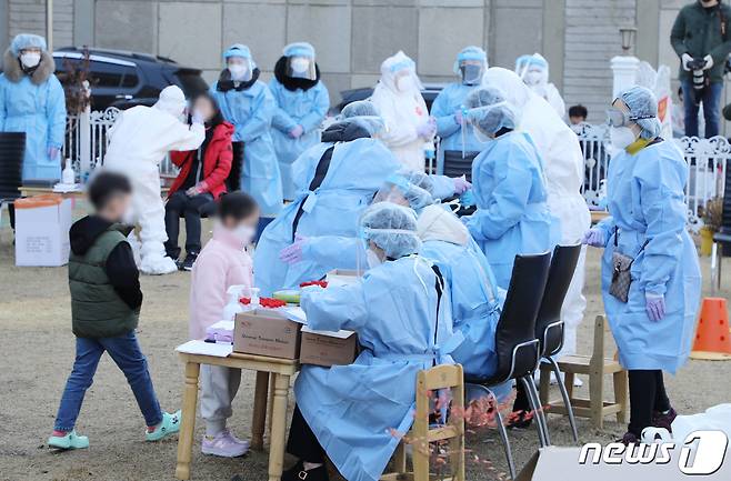 24일 오전 광주 북구 신용동 한 어린이집에서 코로나19 전수검사가 진행 중이다. 광주에서 어린이집 원장이 코로나19에 확진돼 이날 원생과 직원 200여명에 대한 전수검사가 진행됐다.2021.1.24/뉴스1 © News1 허단비 기자