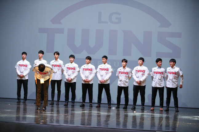 2018년 11월 18일에 열린 LG 트윈스 러브페스티벌에서 2019 신인 선수들이 인사하고 있다. | LG 트윈스 제공