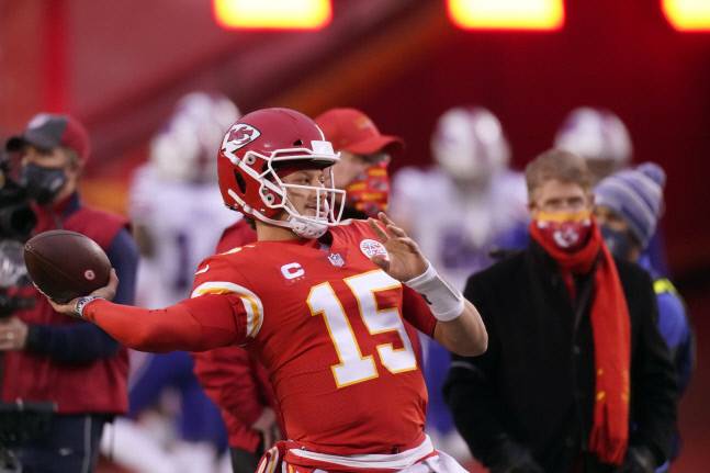 2년 연속 캔자스시티 칩스를 슈퍼볼로 이끈 쿼터백 패트릭 마홈스가 25일(한국 시간) 버펄로 빌스와의 AFC 챔피언십이 벌어지기 전 몸을 풀고 있다. 캔자스시티(미주리주)|AP연합뉴스