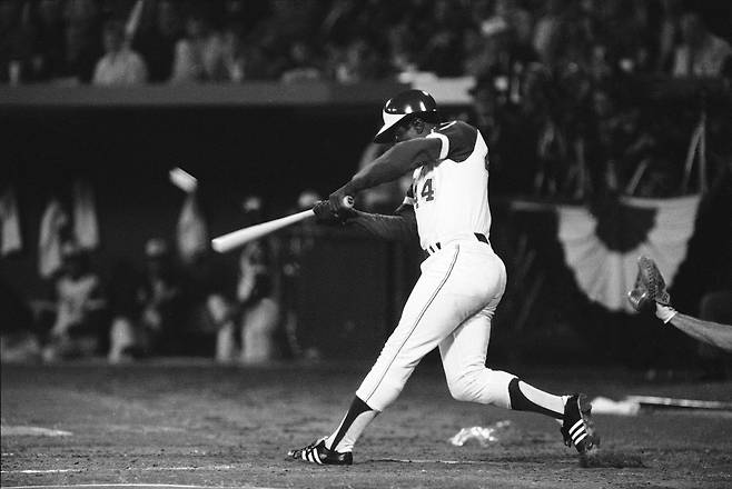 1974년 4월 8일 애틀랜타 브레이브스의 행크 에런이 기존 베이브 루스의 714개 홈런기록을 뛰어넘는 715개째 홈런을 치는 순간./AP 연합뉴스/Joe Holloway, Jr. AP 연합뉴스