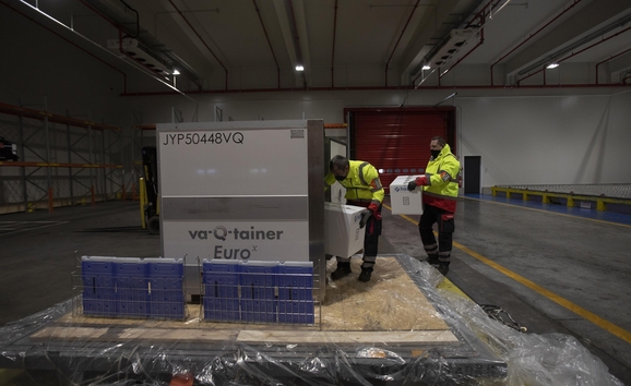 벨기에의 한 공항에서 냉동박스에 보관된 코로나 백신을 운반하는 모습. /AP 연합뉴스