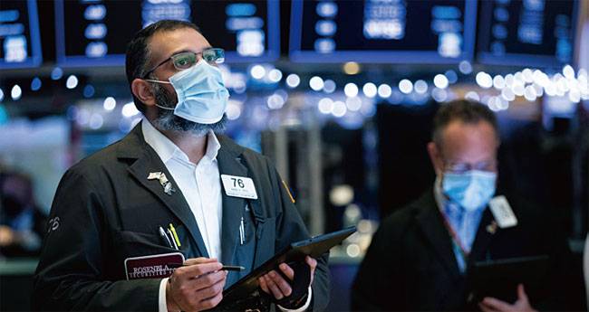 미국 뉴욕증권거래소의 입회장에서 트레이더들이 업무에 임하고 있다. 사진 AP연합