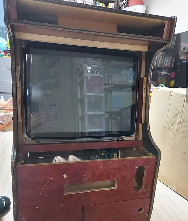 (등장한 문반구 게임기. 상태가 썩 좋다고는 할 수 없는 모습이다)