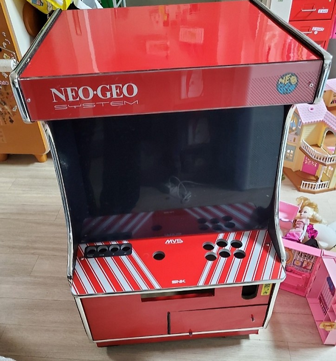 (1차 시트지 작업 완료. 기존의 지저분한 분위기는 어딜봐도 찾아볼 수 없는 상태로 변했다~!)