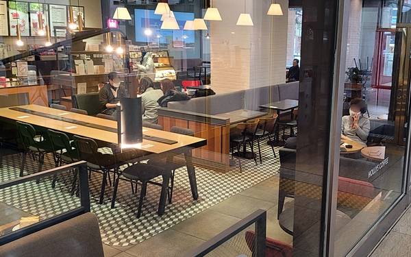 옆 카페도 다르지 않았다. 한산했다.