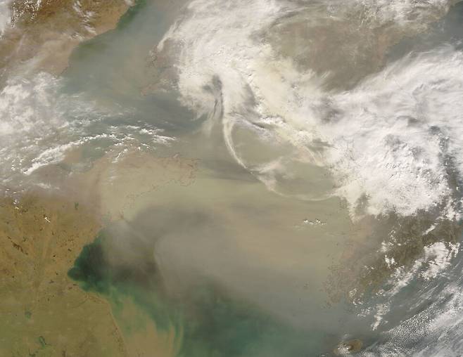 베이징 일대와 한반도 남부를 뒤덮은 2008년 3월 2일의 황사를 미 항공우주국(나사)이 위성에서 촬영했다. 나사 제공.