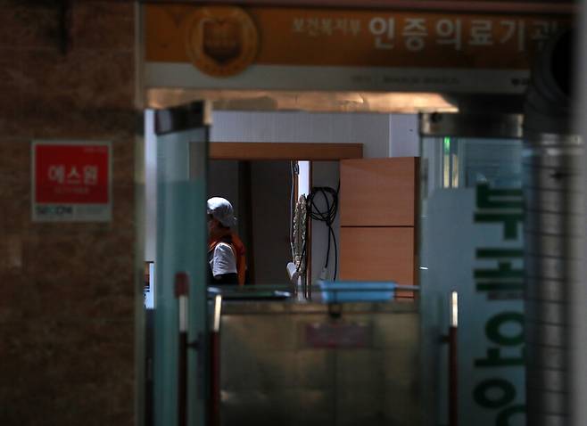 25일 오후 부산 금정구 부곡요양병원 모습. 23일 요양병원 종사자 선제 검사에서 간병인 1명이 확진된 금정구 부곡요양병원에서는 24일 환자 9명·간병인 가족 1명 등 10명에 이어 이날 환자 7명·간호사 7명·간병인 2명 등 확진자 16명이 더 나왔다. 연합뉴스