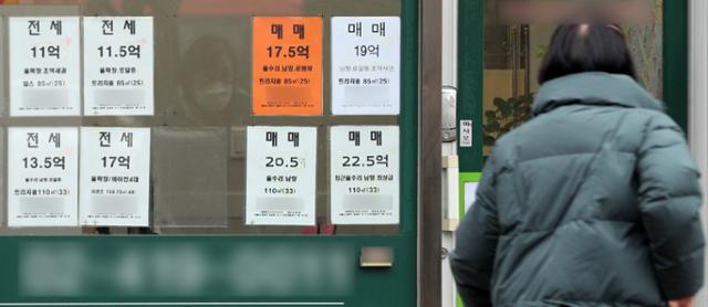 21일 서울시내 한 부동산 공인중개사 사무소에 매물관련 정보가 붙어있다. 한국부동산원은 이날 1월 셋째 주(18일 기준) 전국의 아파트 매매가격이 0.29% 올라 지난주(0.25%)보다 상승 폭이 커졌다고 밝혔다. 지역별로는 수도권이 0.31% 올라 부동산원이 통계를 작성한 이후 8년 8개월 만에 최고 상승률을 기록했다. 뉴스1