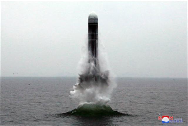 2019년 10월 조선중옹통신 홈페이지에 공개된 북한의 잠수함발사 탄도미사일(SLBM) 북극성-3형 시험 발사 사진. 연합뉴스