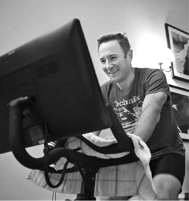 존 폴리 펠로톤 창업자 겸 최고경영자(CEO)가 미국 뉴욕에 있는 자택에서 펠로톤 자전거를 타고 있다. 펠로톤은 사용자들에게 소속감까지 제공하는 홈트레이닝 콘텐츠로 제품을 차별화했다.    월스트리트저널 매거진 제공